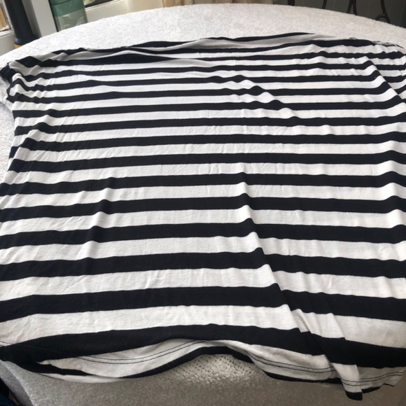 Ricki’s xxl black and white teeshirt. Open top seams with crisscrosses across - Picture 5 of 6